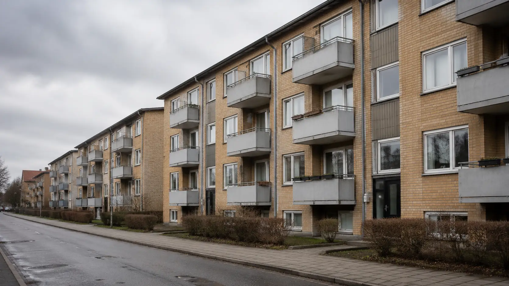 Ældre lejligheder med altan langs en lille vej